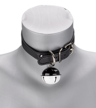 Laden Sie das Bild in den Galerie-Viewer, BDSM-Halsband aus Kunstleder mit großer Glocke