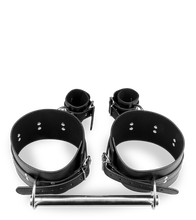 Laden Sie das Bild in den Galerie-Viewer, BDSM-Spreizstange für Oberschenkel mit Handfesseln