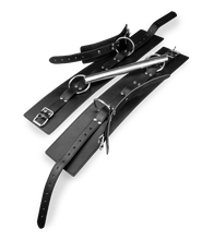 Laden Sie das Bild in den Galerie-Viewer, BDSM-Spreizstange für Oberschenkel mit Handfesseln