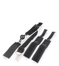 Laden Sie das Bild in den Galerie-Viewer, Gagball mit Handfesseln