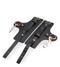 Laden Sie das Bild in den Galerie-Viewer, Handfesseln aus Kunstleder Justice