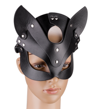 Laden Sie das Bild in den Galerie-Viewer, Katzenmaske aus Kunstleder mit Metallnieten