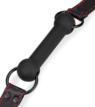 Laden Sie das Bild in den Galerie-Viewer, Knebel mit Beißstange aus Silikon und Kunstleder