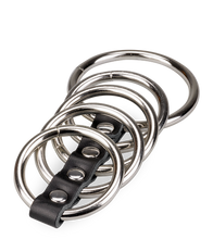 Laden Sie das Bild in den Galerie-Viewer, Peniskäfig aus 5 Metall-Cockringen